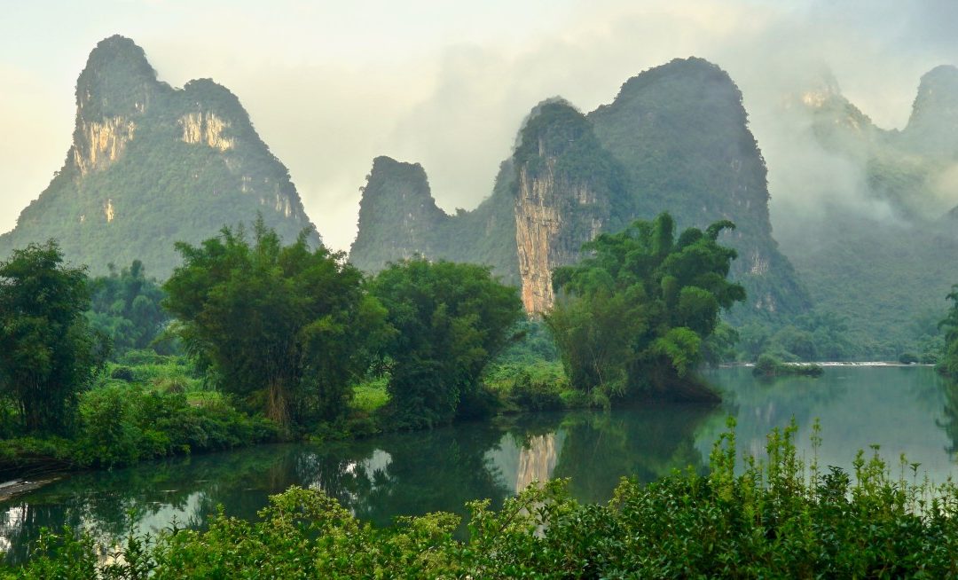 Die malerische Landschaft der Karstberge in Yangshuo
